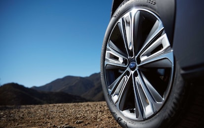 A close-up of the 20-inch wheels on the 2023 Solterra Touring.